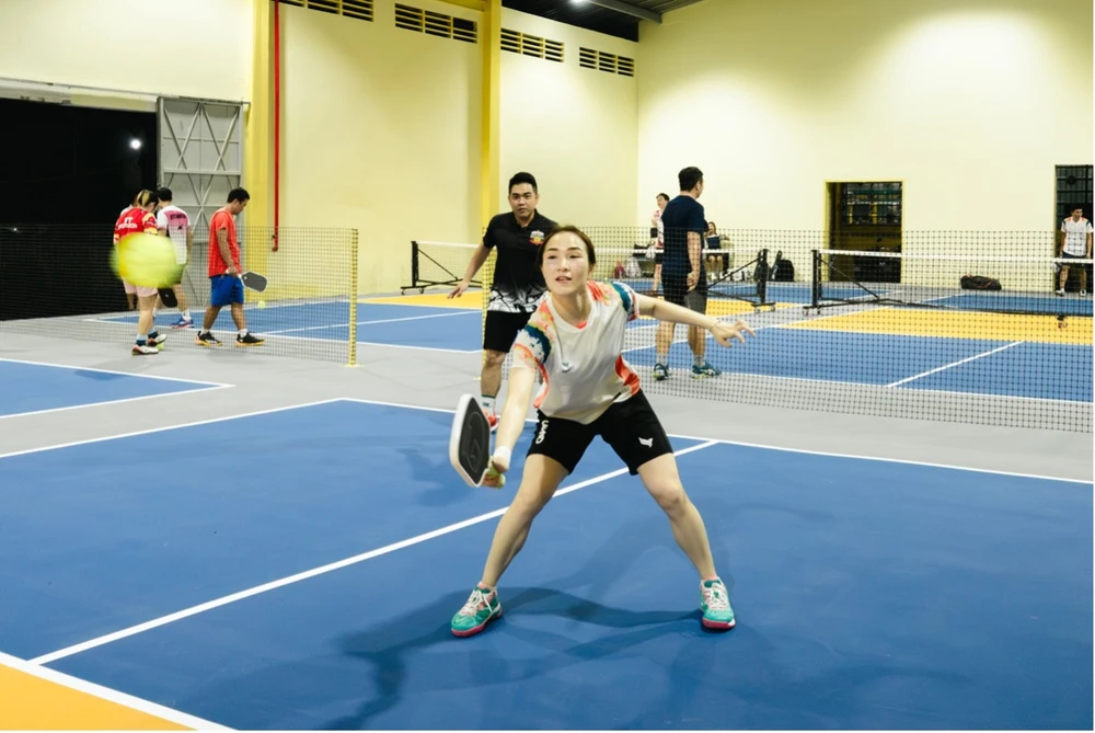 Tay vợt kỳ cựu Vũ Thị Trang cũng đến trải nghiệm môn Pickleball tại Trung tâm Thể thao Huỳnh Tấn Phát. Ảnh: Quỳnh Mai