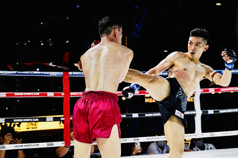 Võ sĩ Huỳnh Hoàng Phi (phải) thắng hợp đồng với ONE Championship. Ảnh: Quỳnh Mai