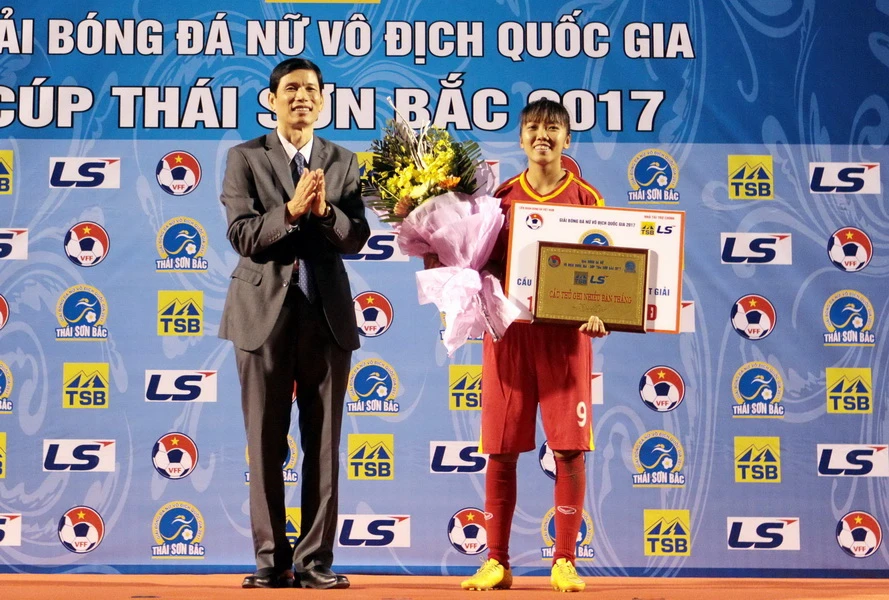 Huỳnh Như với giải thưởng Cầu thủ ghi nhiều bàn thắng tại giải VĐQG 2017. Ảnh: ANH TRẦN