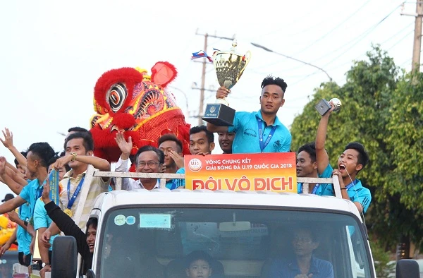 Cầu thủ U19 Đồng Tháp diễu hành cùng Cúp vô địch trên đường phố Cao Lãnh