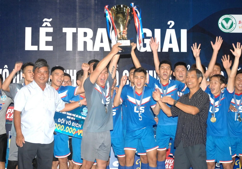 Lãnh đạo LĐBĐ TPHCM trao Cúp vô địch cho CLB Thái Sơn Nam. Ảnh: NGUYỄN NHÂN