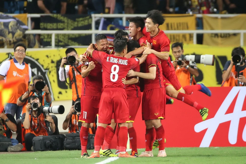 Anh Đức cùn đồng đội vui mừng sau bàn thắng thứ 2. Ảnh: MINH HOÀNG