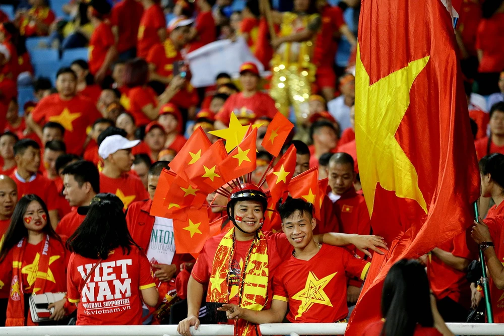 Đông đảo CĐV Việt Nam sẽ đồng hành đội nhà trên sân Bukit Jali tối 11-12. Ảnh: MINH HOÀNG