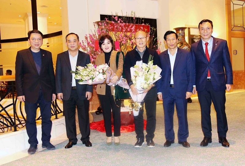 Lãnh đạo Bộ VH-TT-DL, VFF trao tặng hoa cho HLV Park Hang-seo cùng phu nhân
