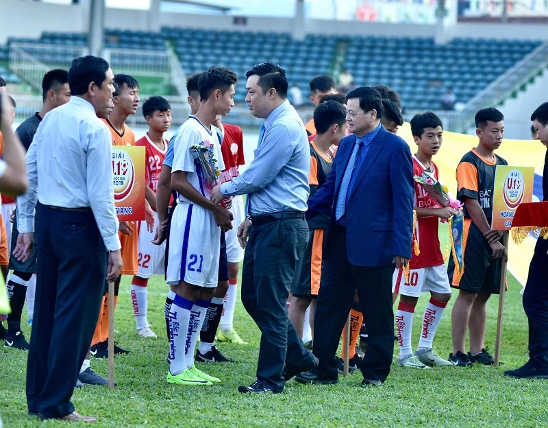 Phó chủ tịch VFF Cao Văn Chóng cùng ông Nguyễn Công Khế, trưởng BTC giải bắt tay chào mừng các đội tham dự. Ảnh: ANH TIẾN