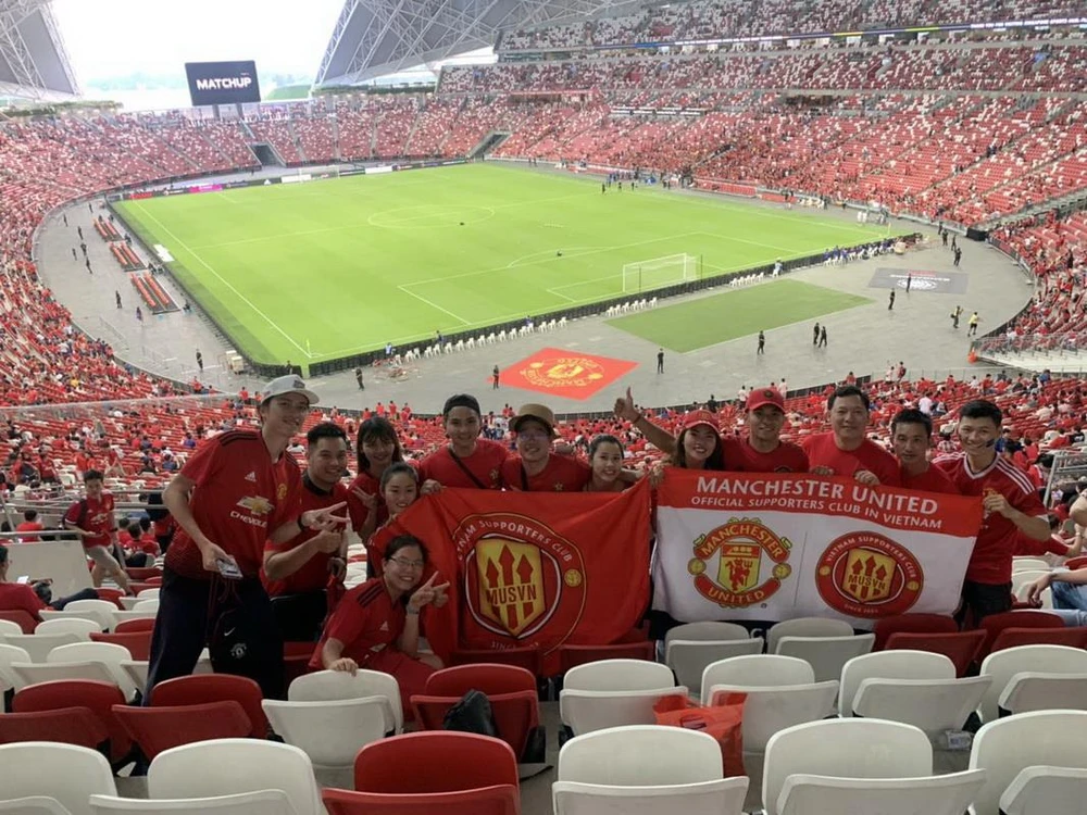 Đông đảo fan MU Việt Nam sang Singapore cổ vũ Quỷ đỏ