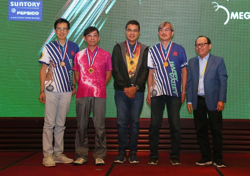 Chủ tịch LĐ bowling TPHCM Phạm Quang Chánh (bìa phải) và đoàn đại diện thành phố Happy Valley. Ảnh: Anh Trần
