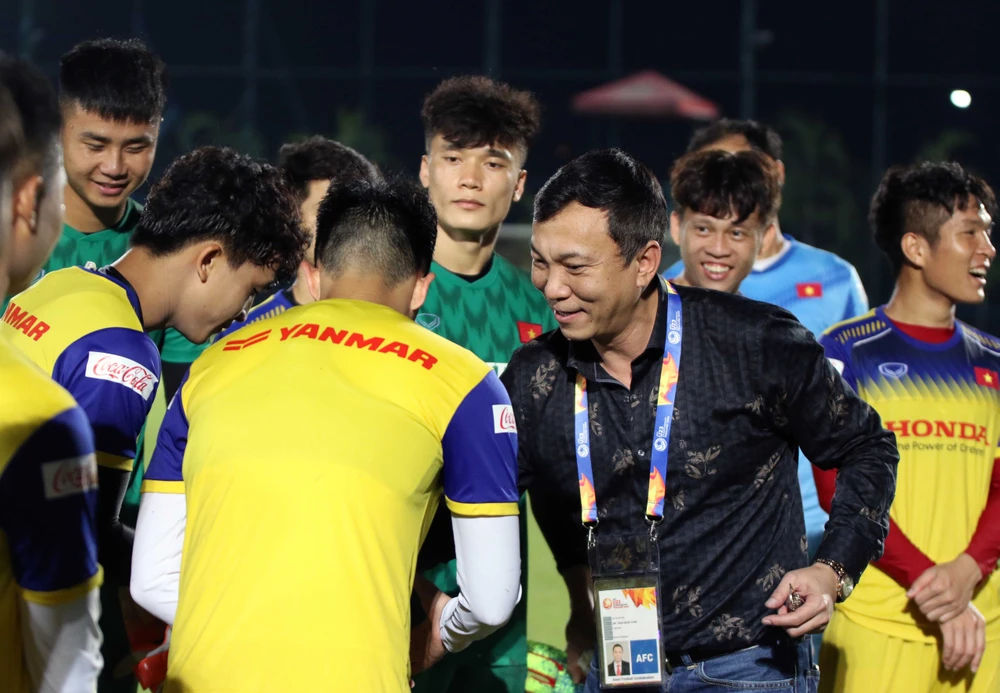 Phó chủ tich VFF Trần Quốc Tuấn đến thăm đội U23 Việt Nam vào chiều 5-1. Ảnh: Đoàn Nhật 