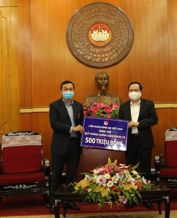 Thay mât VFF, Phó chủ tịch Trần Quốc Tuấn đã chuyển số tiền 500 triệu đồng ủng hộ quỹ phòng, chống dịch Covid-19