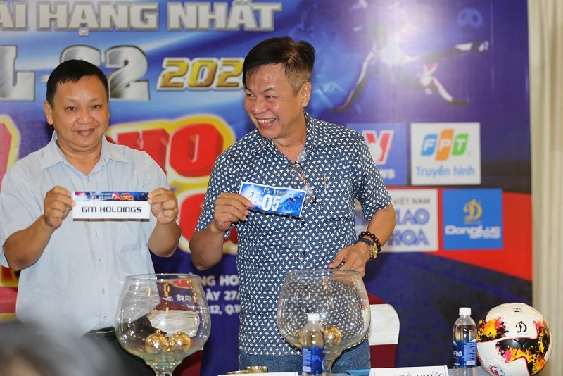 Hai nhà báo Quang Tuyến và Hải Âu bốc thăm xếp lịch thi đấu. 