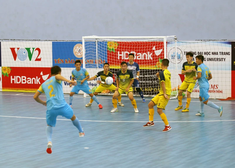 S.Khánh Hòa (áo xanh) thắng dễ 4-0 trước các cầu thủ trẻ Cao Bằng.