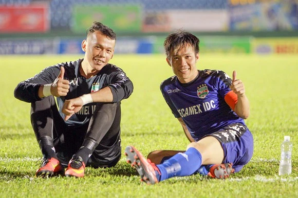 Hai cầu thủ kỳ cựu Tấn Tài và Tấn Trường sẽ hội ngộ ở CLB Hà Nội trong thời gian tới. Ảnh: Quý Trần