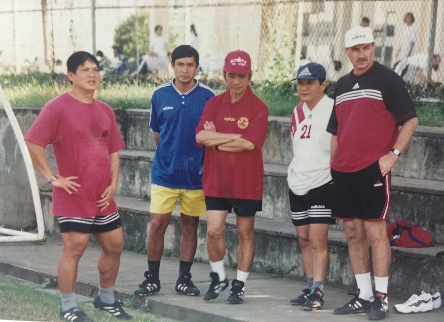 HLV A.Riedl cùng các cộng sự Dương Ngọc Hùng, Mai Đức Chung, Phạm Huỳnh Tam Lang và Phan Anh Tú (từ trái sang) vào năm 2000. Ảnh: QUỐC CƯỜNG
