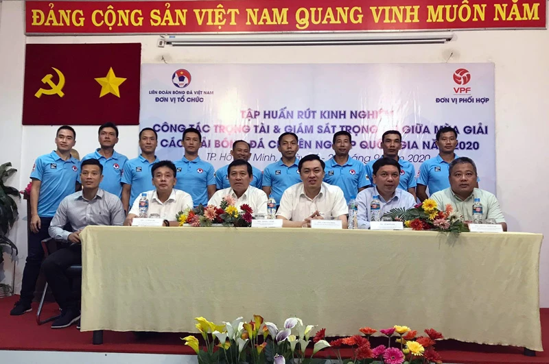 Phó chủ tịch VFF Cao Văn Chóng đến dự và phát biểu tại buổi khai mạc