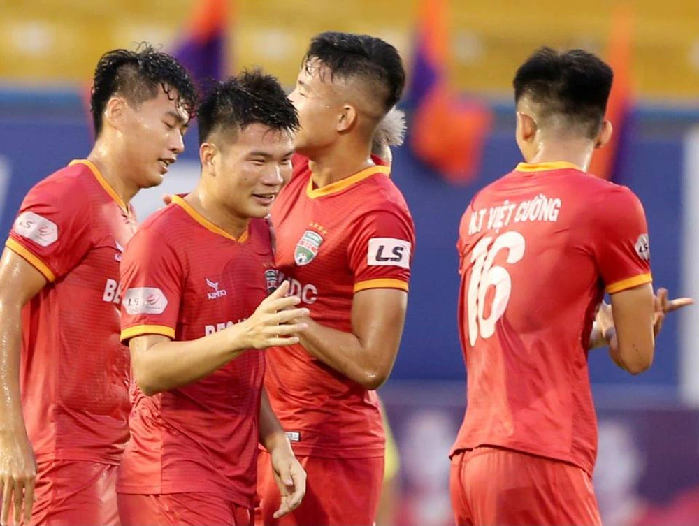 Sức trẻ cùng sự quyết tâm của B.Bình Dương đã gây bất ngờ cho Sài Gòn FC. Ảnh: DŨNG PHƯƠNG