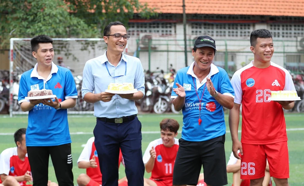 HLV Hồ Văn Tam cùng nhiều cựu cầu thủ TPHCM tham gia SV League 2020