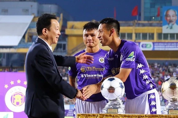 Bầu Hiển chào mừng các cầu thủ Hà Nội FC đoạt danh hiệu cao tại cuộc bầu chọn Quả bóng vàng Việt Nam 2019