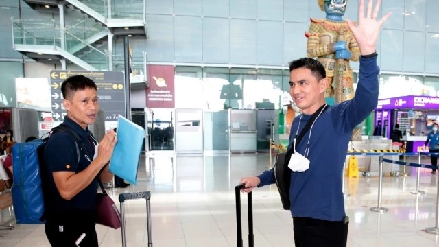 Kiatisal và trợ lý Thiabthong tại sân bay Bangkok