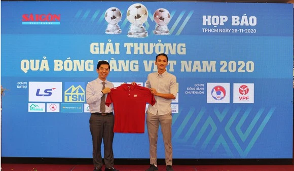 Ông Nguyễn Tuấn Thanh trao tặng áo kỷ niệm đến Phó Tổng biên tập Báo SGGP, trưởng BTC Giải thưởng QBV Việt Nam Nguyễn Nhật