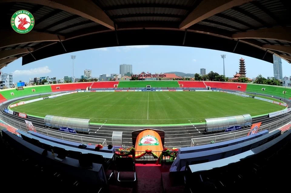 Sân Quy Nhơn vừa được chỉnh trang sẵn sàng đón đội tuyển