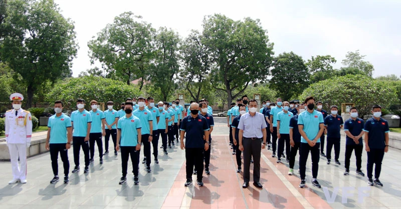 Đội tuyển Việt Nam tại lễ dâng hương tưởng nhớ các Anh hùng liệt sỹ tại tượng đài Bắc Sơn