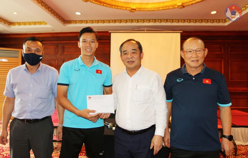Chủ tịch Lê Khánh Hải trao quà động viên thầy trò đội tuyển