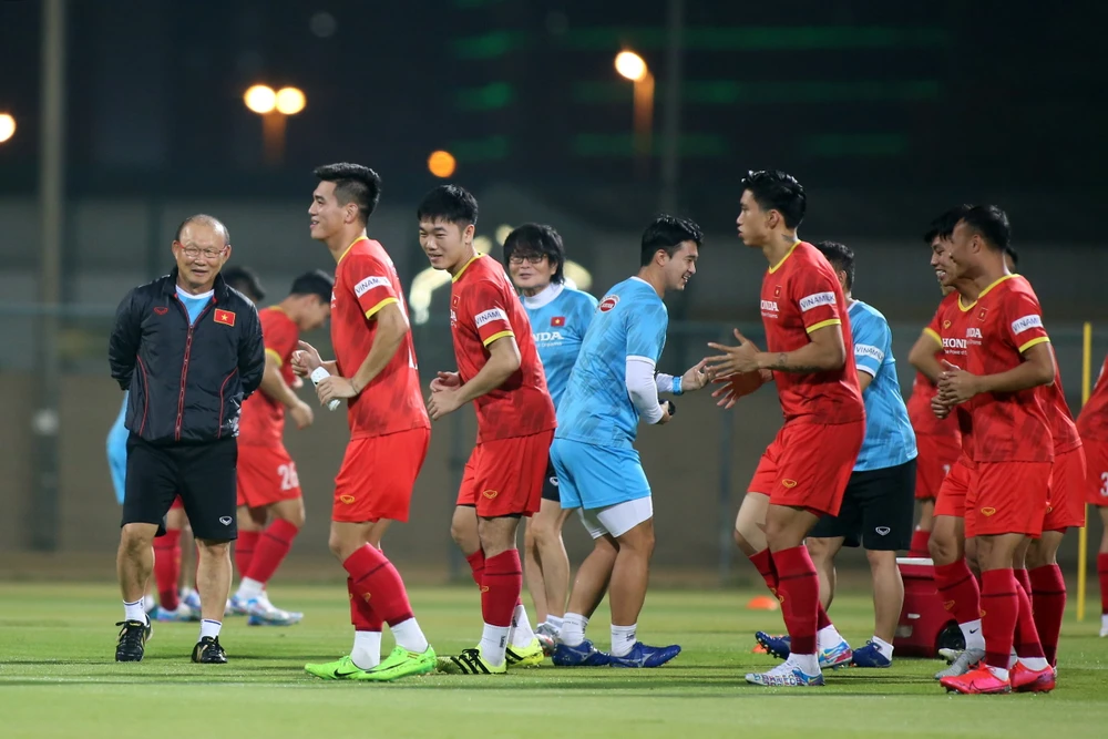 Tiến Linh cùng các đồng đội trên sân Rashid Stadium. Ảnh: ANH KHOA