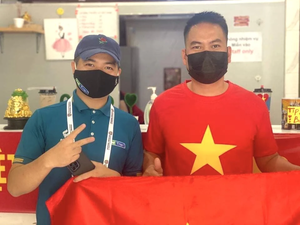 Phóng viên Ted Trần (bên trái) và anh Bình, Việt kiều tại UAE đã đồng hành cùng anh em phóng viên trong thời gian qua. Ảnh: TÂY SƠN