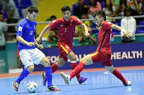 Cuộc so tài giữa đội tuyển futsal Việt Nam và Italia 5 tại VCK World Cup 2016