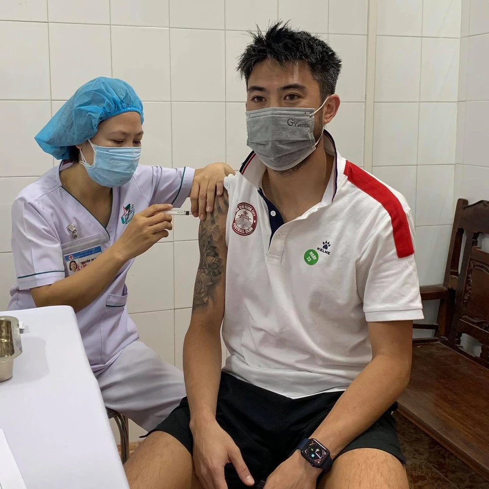 Lee Nguyễn được tiêm mũi 1 vaccine ngừa Covid-19 trước khi trở về Mỹ