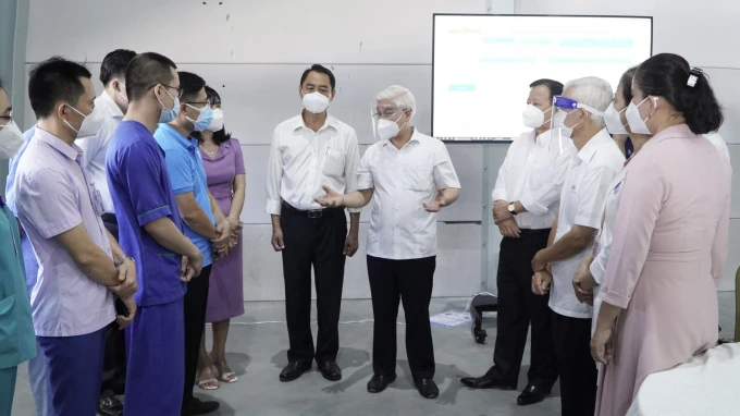 Bí thư tỉnh ủy tỉnh Bình Dương Nguyễn Văn Lợi (người đứng giữa) trao đổi với lãnh đạo Becamex IDC và các y bác sỹ tại Khu Điều trị bệnh nhân Covid-19 Thới Hoà. Ảnh: ANH TRẦN