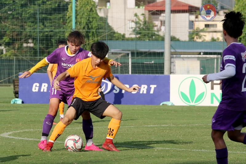 Đội tuyển nữ Việt Nam vẫn chưa thể thắng U15 futsal nam Thái Sơn Bắc sau 3 lần so tài