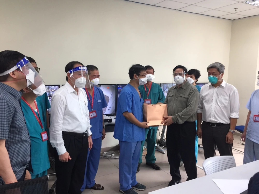 Thủ tướng Chính phủ Phạm Minh Chính, Trưởng Ban chỉ đạo Quốc gia phòng, chống dịch Covid-19 đến thăm hỏi và động viên các y bác sĩ tại Bệnh viện Cấp cứu hồi sức tỉnh Bình Dương