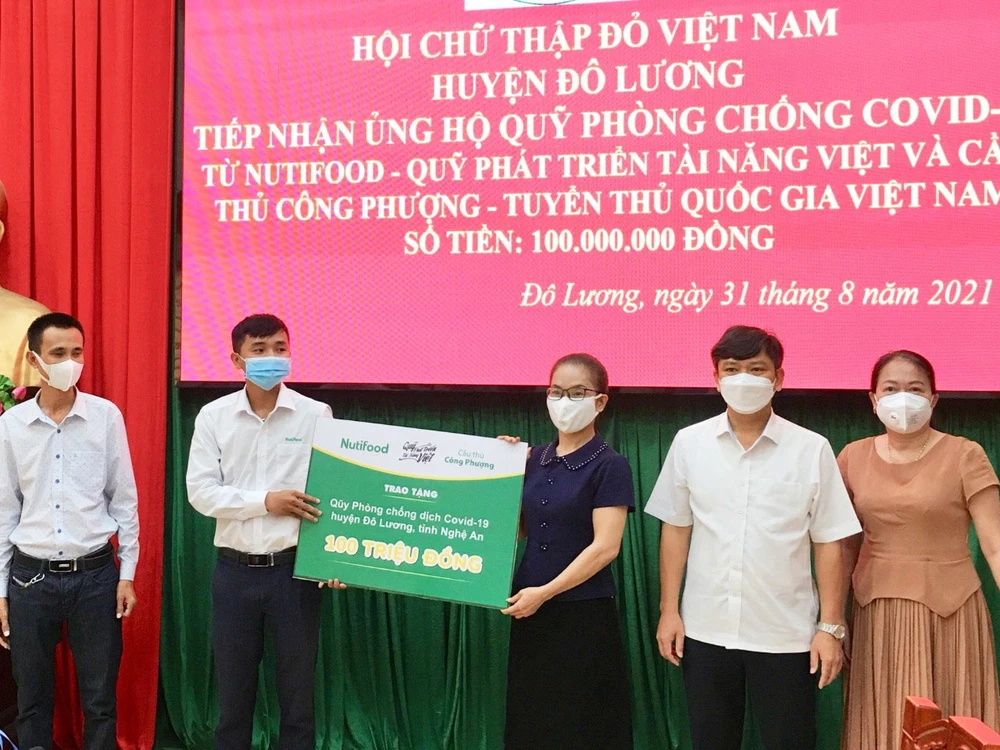 Hội Chữ thập đỏ Huyện Đô Lương nhận ủng hộ Quỹ phòng chống Covid-19 từ đại diện NutiFood, Quỹ phát triển tài năng Việt và cầu thủ Công Phượng
