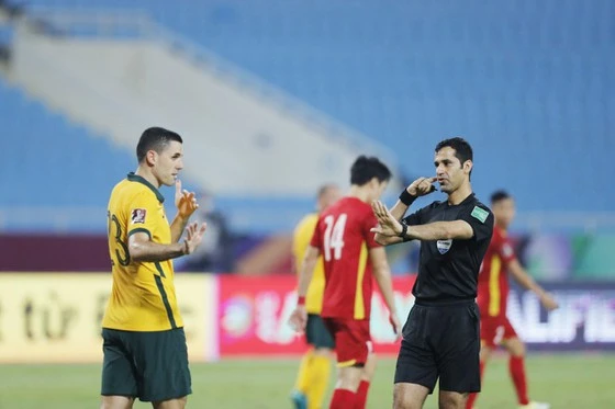 Đội tuyển Việt Nam hai trận liền gặp bất lợi từ quyết định của trọng tài sau khi có sự trợ giúp từ VAR. Ảnh: Minh Hoàng