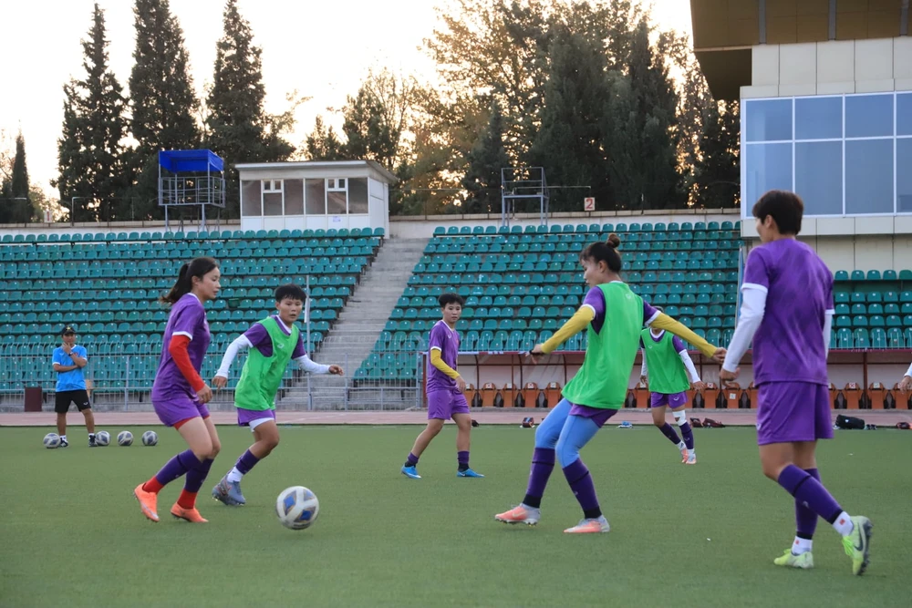 Các cầu thủ Việt Nam tập trên sân thi đấu Dushanbe