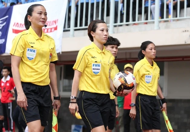 Trọng tài Thu Trang (ở giữa) vừa được FIFA mời tham dự khóa học VAR chuẩn bị cho World Cup 2023