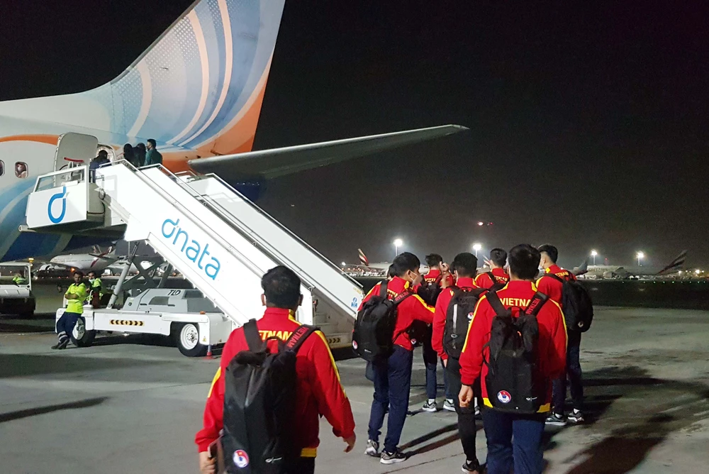 Đội U22 Việt Nam đến Kyrgyzstan vào rạng sáng ngày 21-10
