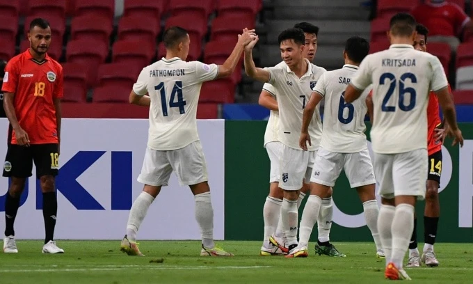 Các cầu thủ Thái Lan chia vui cùng Supachok sau bàn nâng tỷ số 2-0. Ảnh: Changsuek