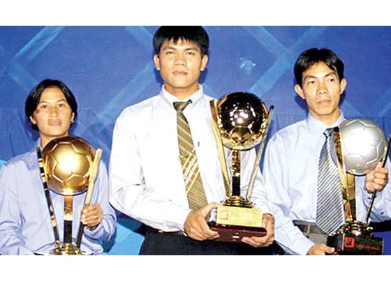 Thủ môn Võ Văn Hạnh cùng Đỗ Khải, Lưu Ngọc Mai ở đêm Gala trao Giải Quả bóng Vàng Việt Nam 2001. Ảnh: HOÀNG HÙNG