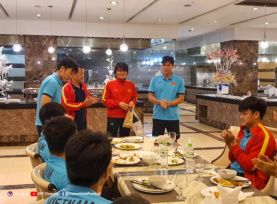 Các cầu thủ trao quà kỷ niệm tặng bác sĩ Choi tại buổi ăn tối 2-1