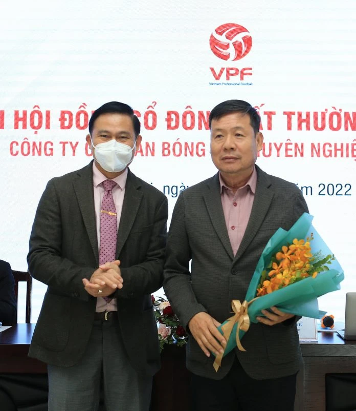 Chủ tịch VPF Trần Anh Tú tặng hoa chúc mừng ông Bùi Xuân Hòa
