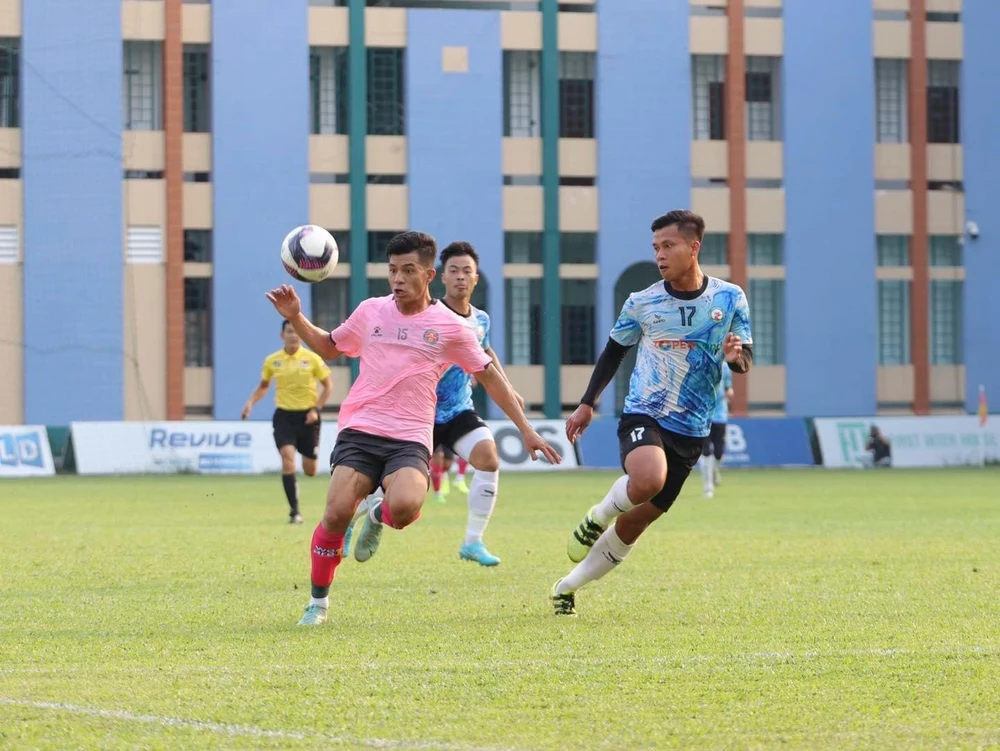 Topenland Bình Định (bên phải) trong trận hoà Sài Gòn FC 1-1. Ảnh: SGFC