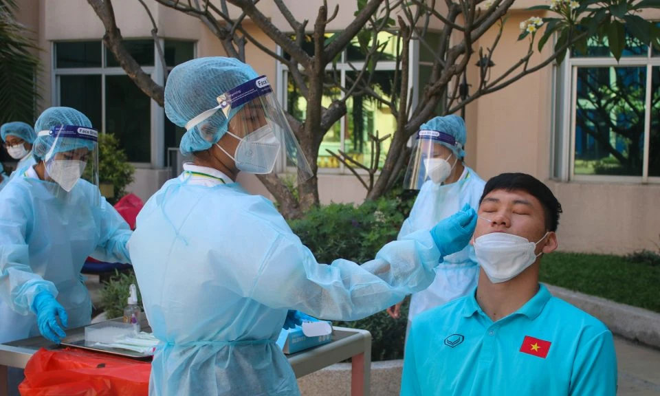 Nhân viên y tế của BTC giải tiến hành xét nghiệm cho các cầu thủ U23 Việt Nam