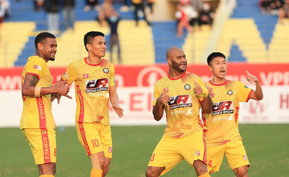 Niềm vui của các cầu thủ Thanh Hóa sau trận thắng lớn trước Đà Nẵng