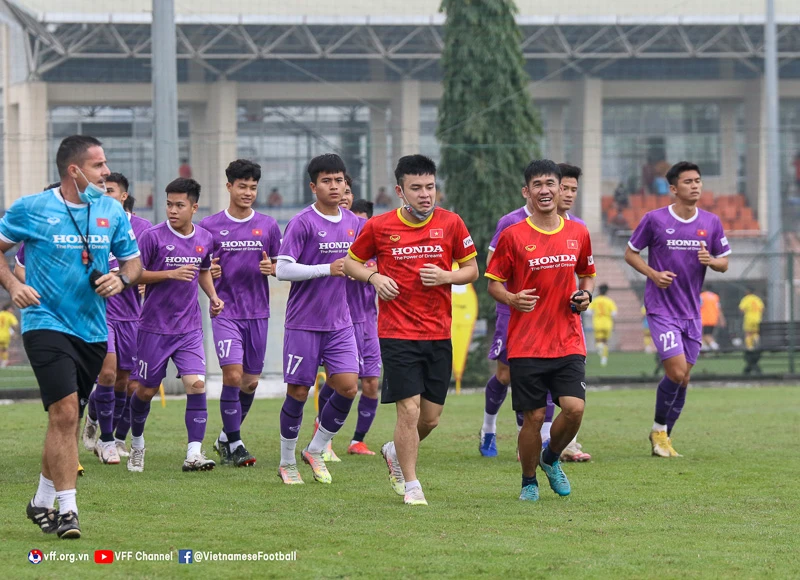 Trong thời gian ông Lee thực hiện cách ly, việc hướng dẫn đội tập luyện được giao cho các trợ lý và sự hỗ trợ của HLV Chu Ngọc Cảnh từ đội U19.