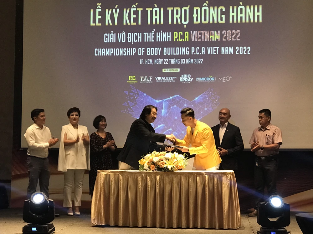 Ông Lê Hồng Minh và lực sỹ Phạm Khắc Hy tại lễ ký kết