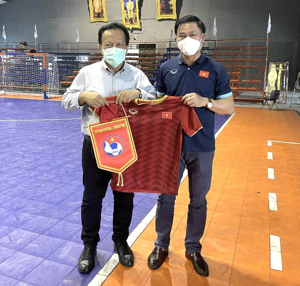 Ông Trần Anh Tú tặng quà kỷ niệm cho Đại diện CLB Futsal Thai Port