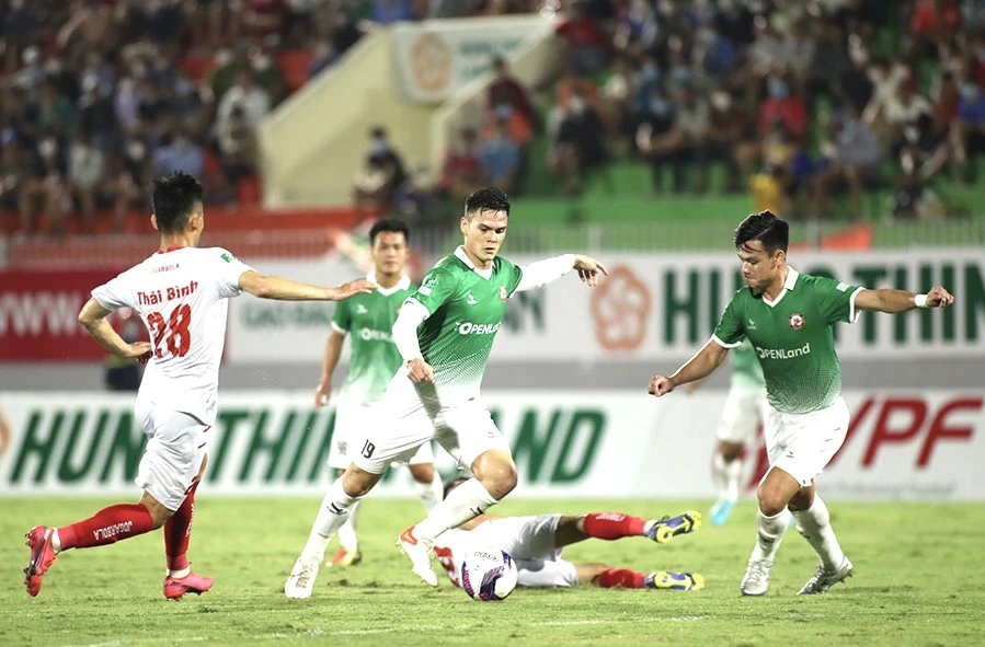 Adriano Schmidt ghi bàn thắng quyết định cho Bình Định trước Viettel 