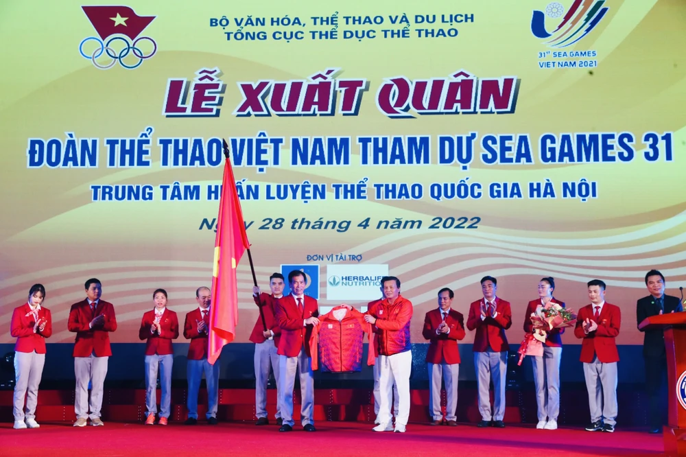 Chủ tịch Công ty CP Động Lực ông Lê Văn Thành trao chiếc áo tượng trưng cho Trưởng đoàn TTVN tại SEA Games 31 ông Trần Đức Phấn